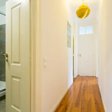 아파트 Spacious, Bright And Newly Renovated 2 Bedroom Apartment, Historical Center, Madragoa 리스본