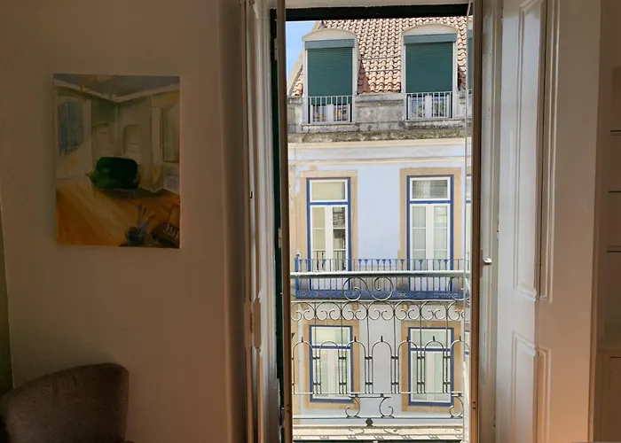 Spacious, Bright And Newly Renovated 2 Bedroom Apartment, Historical Center, Madragoa *