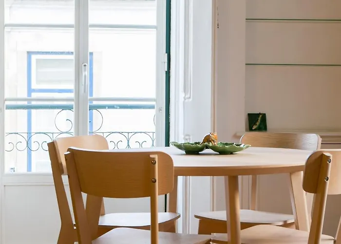 Spacious, Bright And Newly Renovated 2 Bedroom Apartment, Historical Center, Madragoa * Lisboa