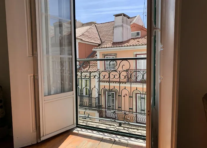 Spacious, Bright And Newly Renovated 2 Bedroom Apartment, Historical Center, Madragoa