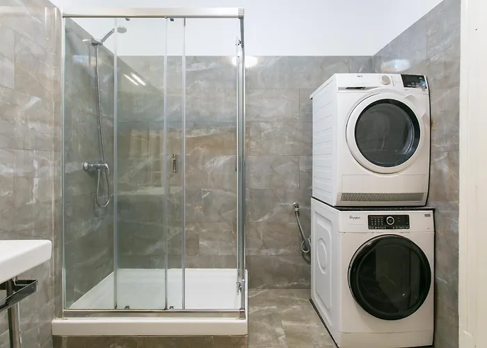 Spacious, Bright And Newly Renovated 2 Bedroom Apartment, Historical Center, Madragoa *