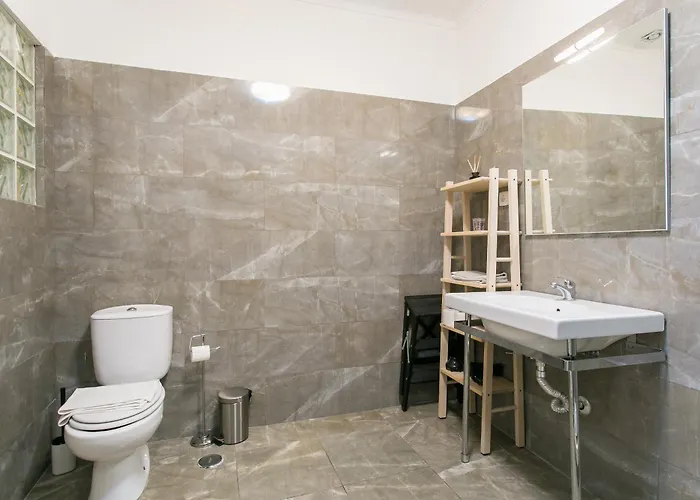 Spacious, Bright And Newly Renovated 2 Bedroom Apartment, Historical Center, Madragoa Lisboa