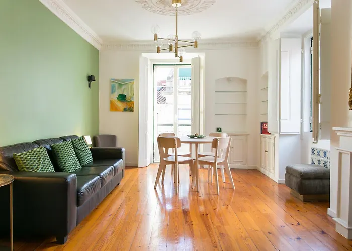 Spacious, Bright And Newly Renovated 2 Bedroom Apartment, Historical Center, Madragoa *