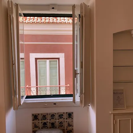 Spacious, Bright And Newly Renovated 2 Bedroom Apartment, Historical Center, Madragoa Lisbon