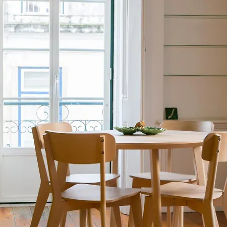Spacious, Bright And Newly Renovated 2 Bedroom Apartment, Historical Center, Madragoa * Lisbon
