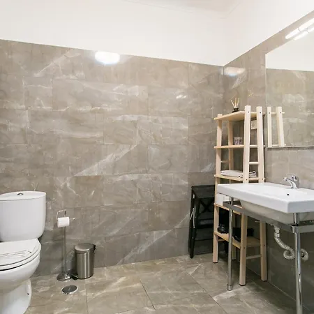 Spacious, Bright And Newly Renovated 2 Bedroom Apartment, Historical Center, Madragoa Lisbon