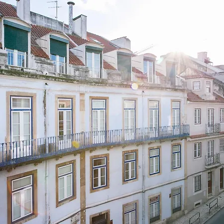 Spacious, Bright And Newly Renovated 2 Bedroom Apartment, Historical Center, Madragoa Lisbon