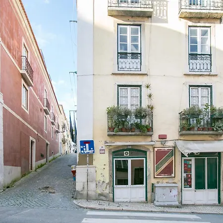 Spacious, Bright And Newly Renovated 2 Bedroom Apartment, Historical Center, Madragoa * Lisbon