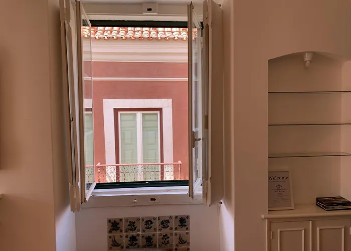 Spacious, Bright And Newly Renovated 2 Bedroom Apartment, Historical Center, Madragoa Lisboa