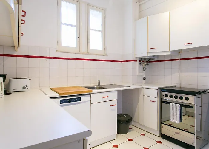 Spacious, Bright And Newly Renovated 2 Bedroom Apartment, Historical Center, Madragoa شقة *