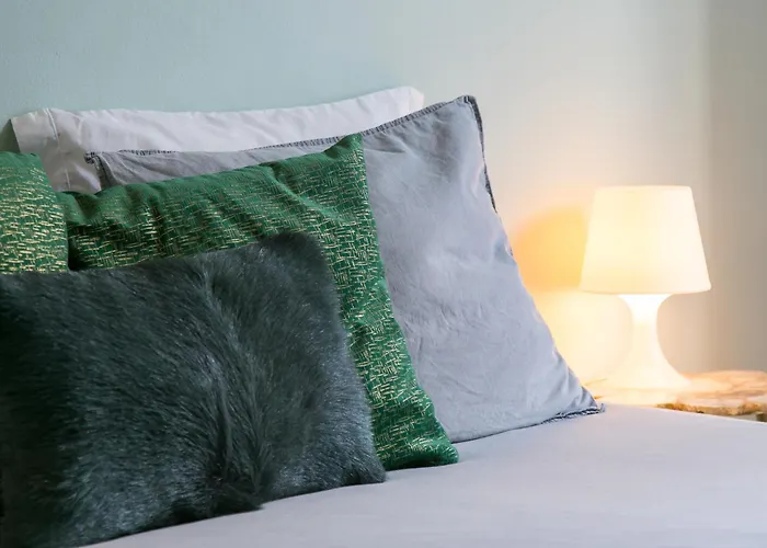 Spacious, Bright And Newly Renovated 2 Bedroom Apartment, Historical Center, Madragoa * Lisboa