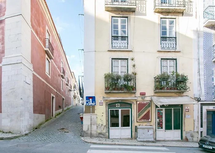 Spacious, Bright And Newly Renovated 2 Bedroom Apartment, Historical Center, Madragoa * Lisboa