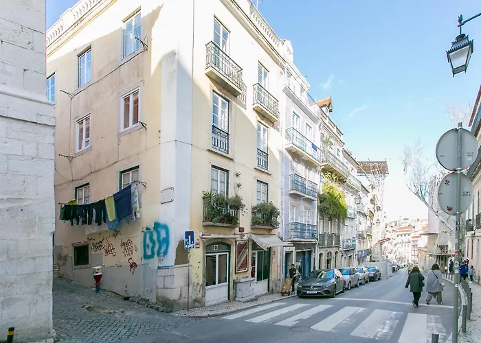 Spacious, Bright And Newly Renovated 2 Bedroom Apartment, Historical Center, Madragoa