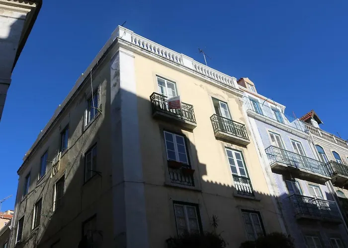 Spacious, Bright And Newly Renovated 2 Bedroom Apartment, Historical Center, Madragoa شقة *