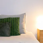 Spacious, Bright And Newly Renovated 2 Bedroom Apartment, Historical Center, Madragoa Appartement *