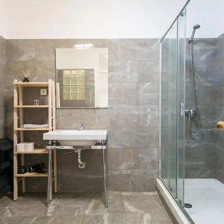 Apartman Spacious, Bright And Newly Renovated 2 Bedroom Apartment, Historical Center, Madragoa