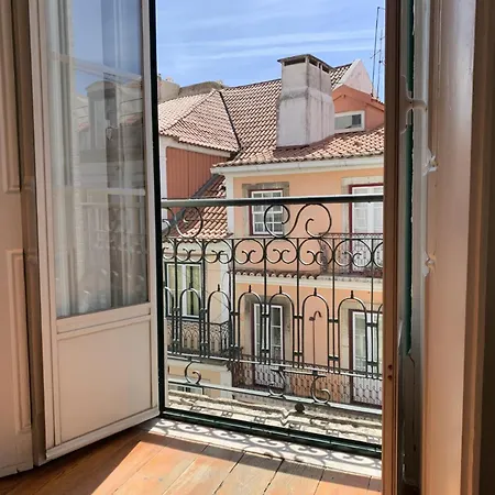 Spacious, Bright And Newly Renovated 2 Bedroom Apartment, Historical Center, Madragoa